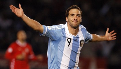 爱游戏电竞官方网站-李明赛场全能表现，攻防两端双料核心！，李明比赛视频